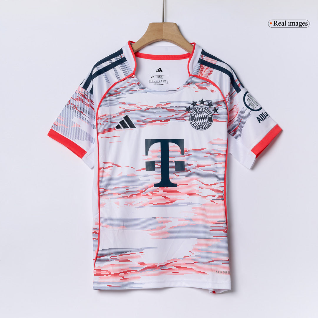 Bayern Mnichov dětská venkovní kompletní sada 2025/26